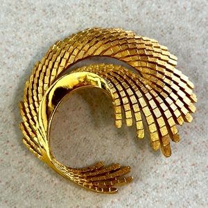 Vintage Trifari gold tone brushed and polished broach (624)